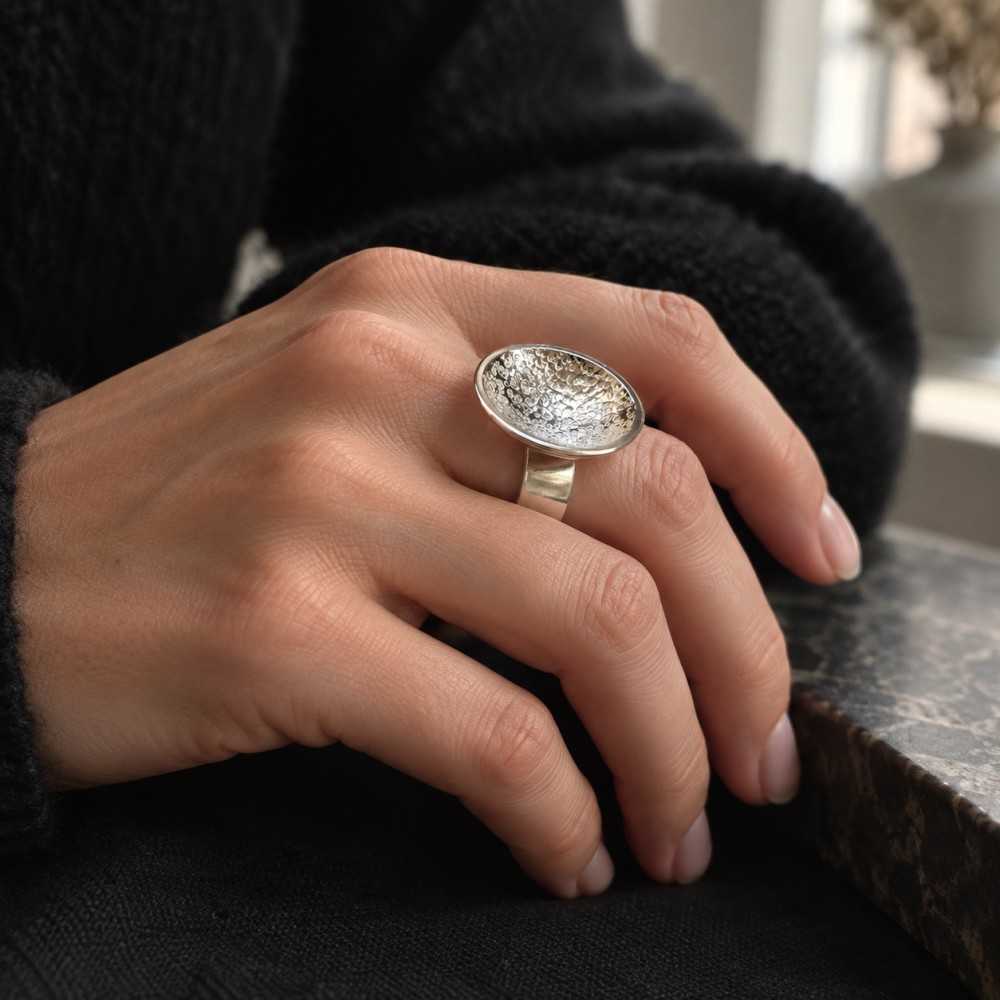 Bague coupelle artisanale en argent 925, fabrication Suisse, photo portée. Bijou artisanal suisse à offrir