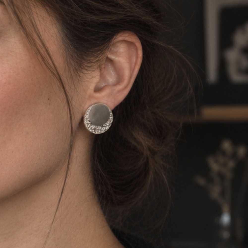 Puces d'oreilles portée. Bijou en argent 925 fait main à Yverdon en Suisse.