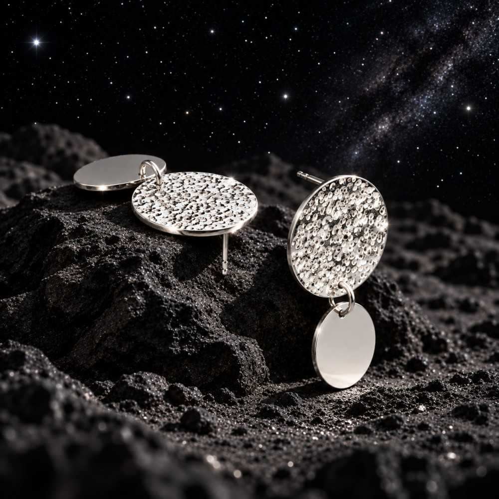 Grandes puces d'oreilles en argent 925 faite main en Suisse. Mise en scène générée par l'IA.