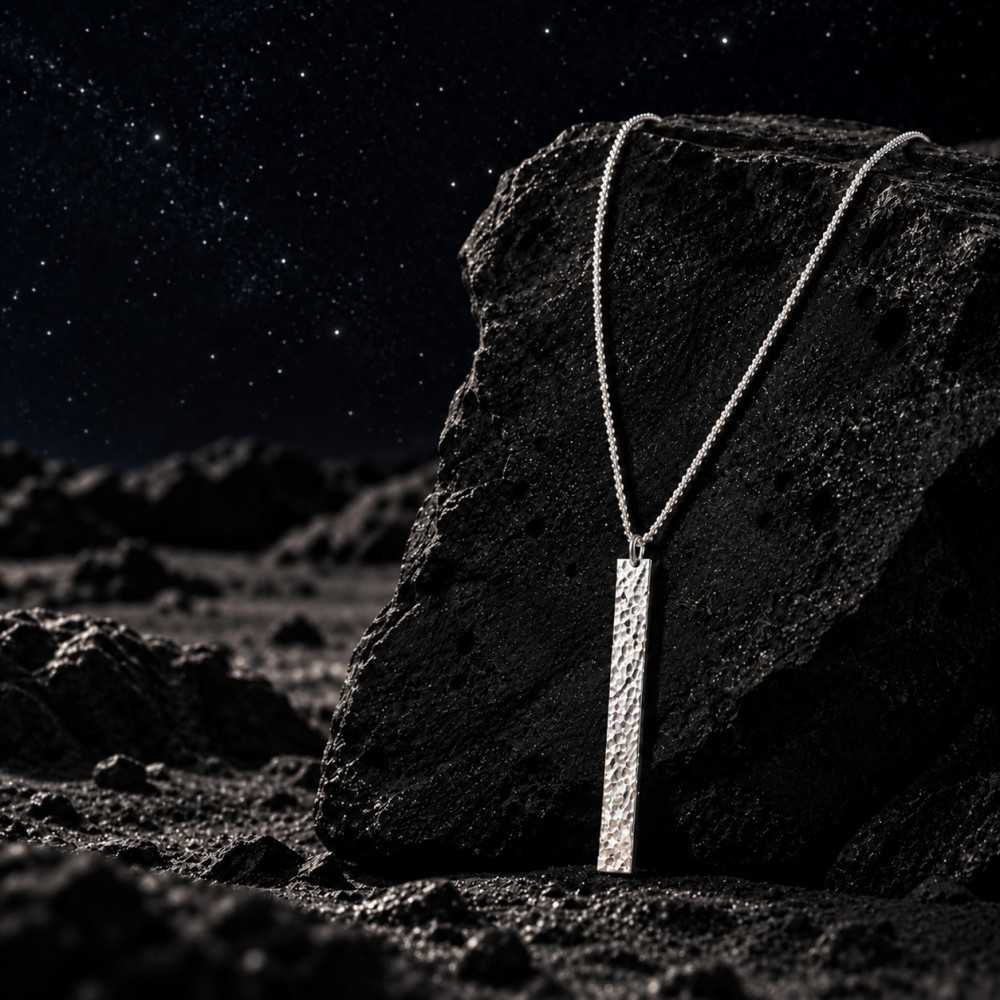 collier au pendentif rectangulaire en argent 925 texturé. Bijou unisexe. Mise en scène générée par l'IA.