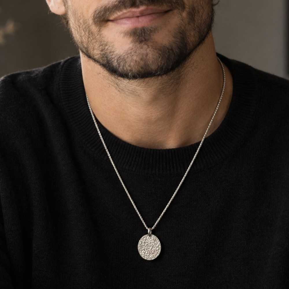 Collier médaillon rond texturé en argent 925 pour homme, bijou artisanal unisexe fait main en Suisse romande