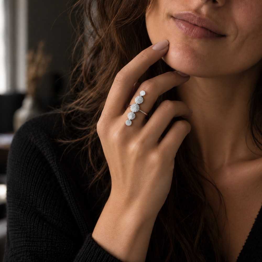 Bague longue en argent 925, bijou organique faite main en Suisse romande à Yverdon, bijou pour femme