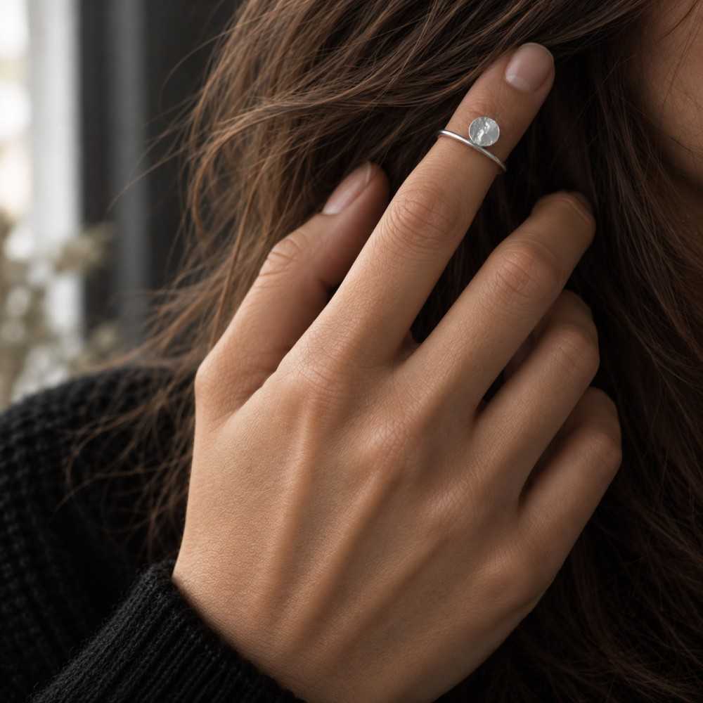 Bague de phalange de style organique en argent 925 pour femme suisse, faite main à Yverdon dans le canton de vaud