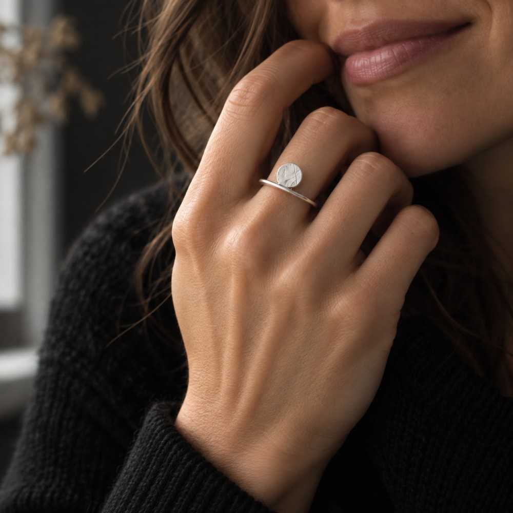 Bague organique et minimaliste en argent 925 pour femme suisse, faite main à Yverdon, bijou en ligne Suisse