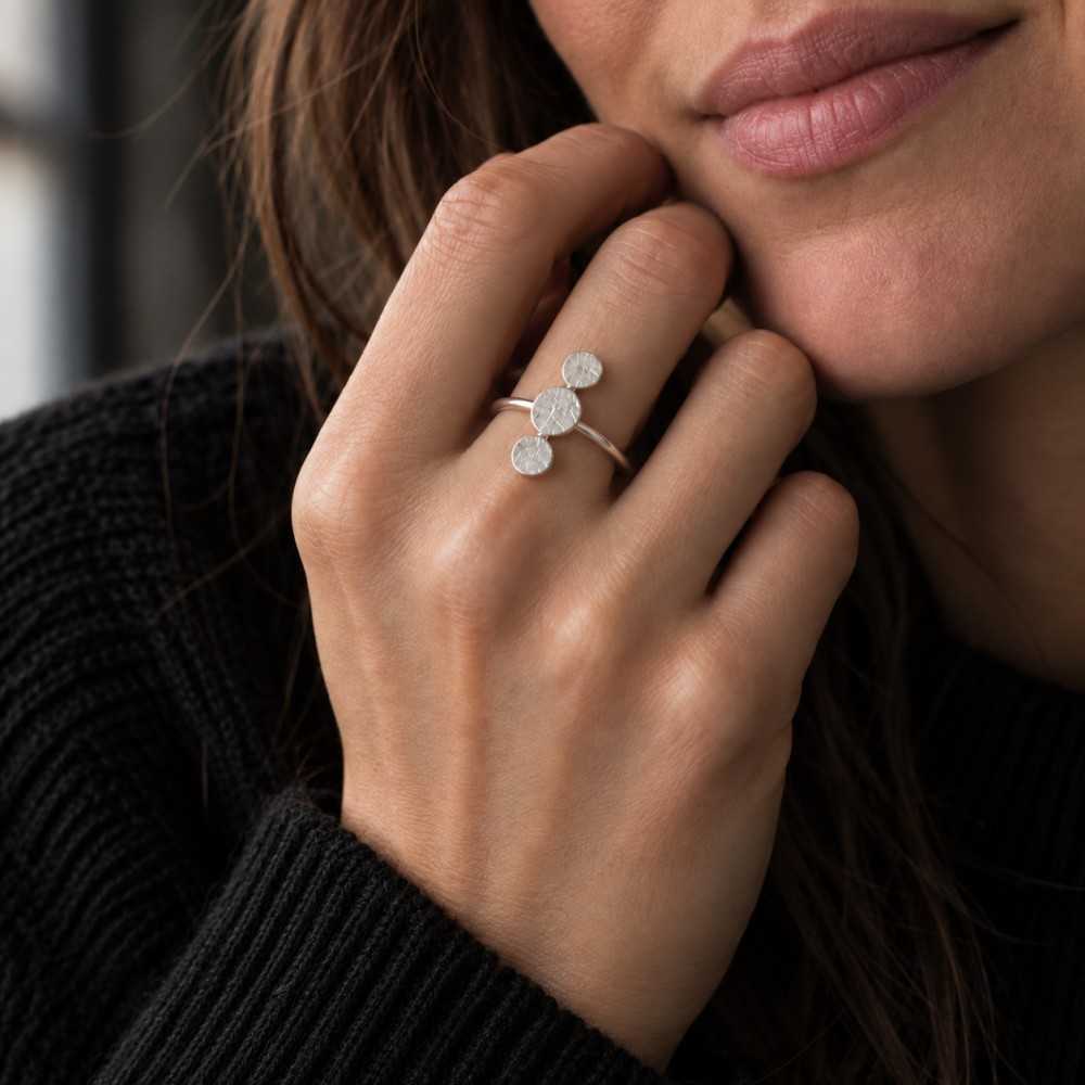 Bague organique au motif minimaliste en argent 925 fait main en Suisse romande à Yverdon