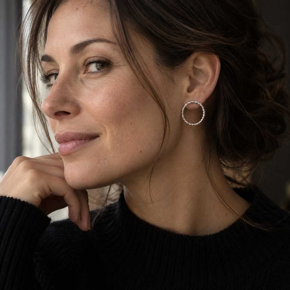 Grandes puces d'oreilles en forme cercles torsadés en argent 925 pour femme. Créer à la main à Yverdon-les-Bains