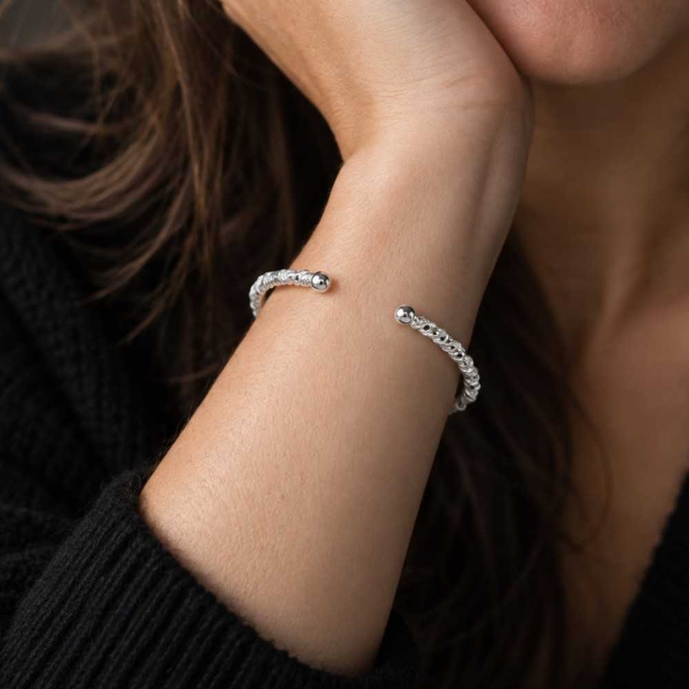 Bracelet torsadé artisanal en forme de torque, bracelet rigide type jonc en argent 925 réalisé à Yverdon