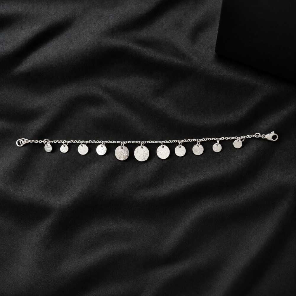 Bracelet pampilles organique en argent 925. Bijou artisanal réalisé en Suisse romande à Yverdon.