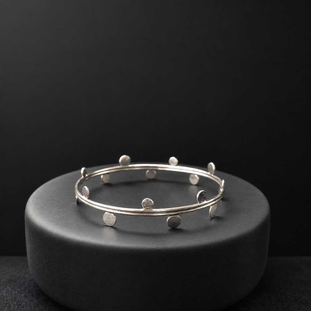 Bracelet rigide, fait main en argent 925 pour femme. Bijou de la collection Aphaïa.