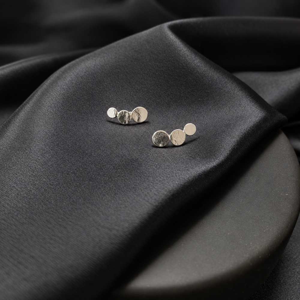Chemins d'oreilles aux formes organiques en argent 925 pour femme. Bijoux faits main à Yverdon en Suisse.