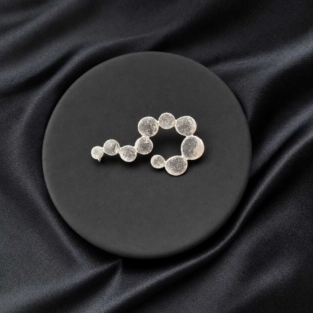 Mono boucle d'oreille en argent 925 au forme organique. Bijou original fait main à Yverdon en Suisse romande