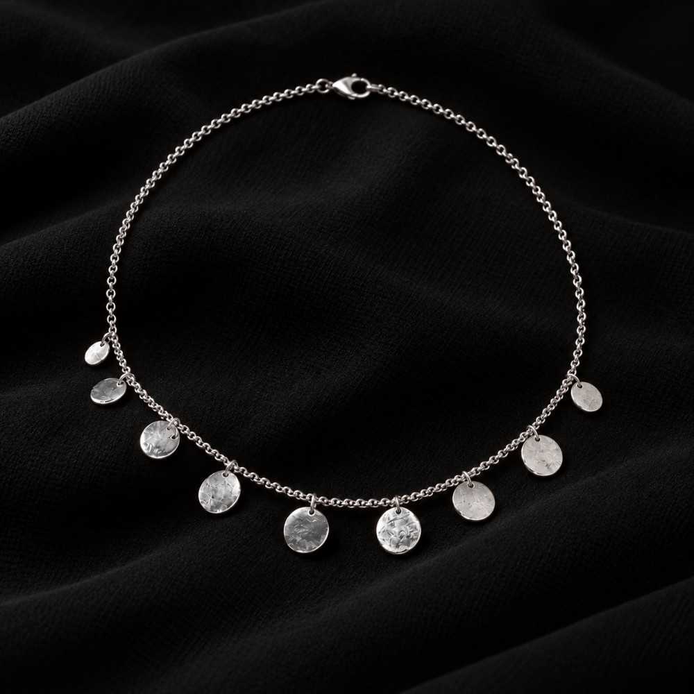 Collier ras de cou avec petites pampilles organiques. Collier en argent 925 et fait main en Suisse à Yverdon