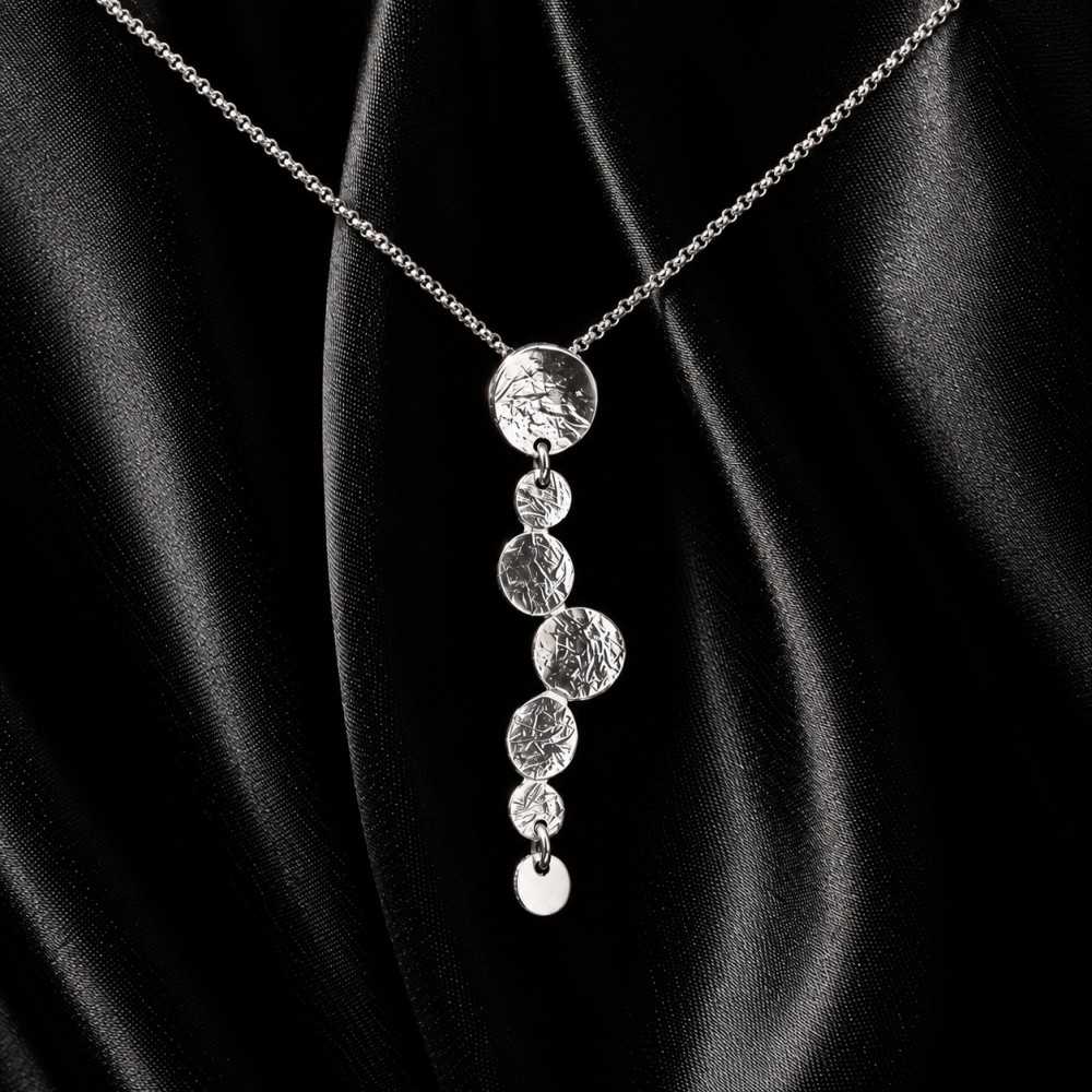Collier au courbe et forme organique en argent 925 pour femme suisse. Bijou fait main à Yverdon