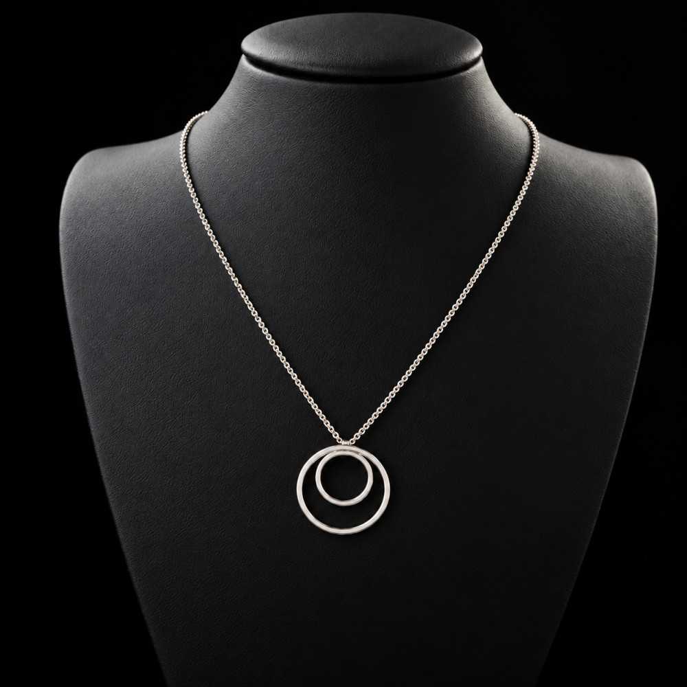 Collier pour femme au pendentif composé de deux cercles créant en tout harmonieux, fait main en argent 925 à Yverdon