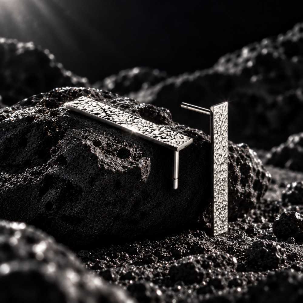 Puces d'oreilles de forme rectangulaire en argent 925 texturées à la main. Bijou pour femme réalisé à Yverdon en Suisse