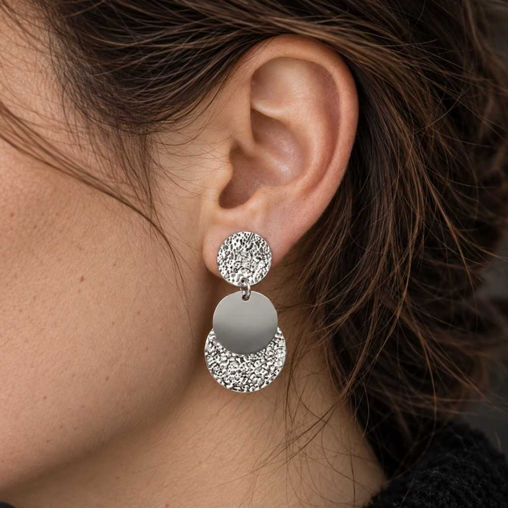 Grandes et longues puces d'oreilles en argent 925 de la collection Moon d'Alissia Müller Bijoux, faites à la main à Yverdon