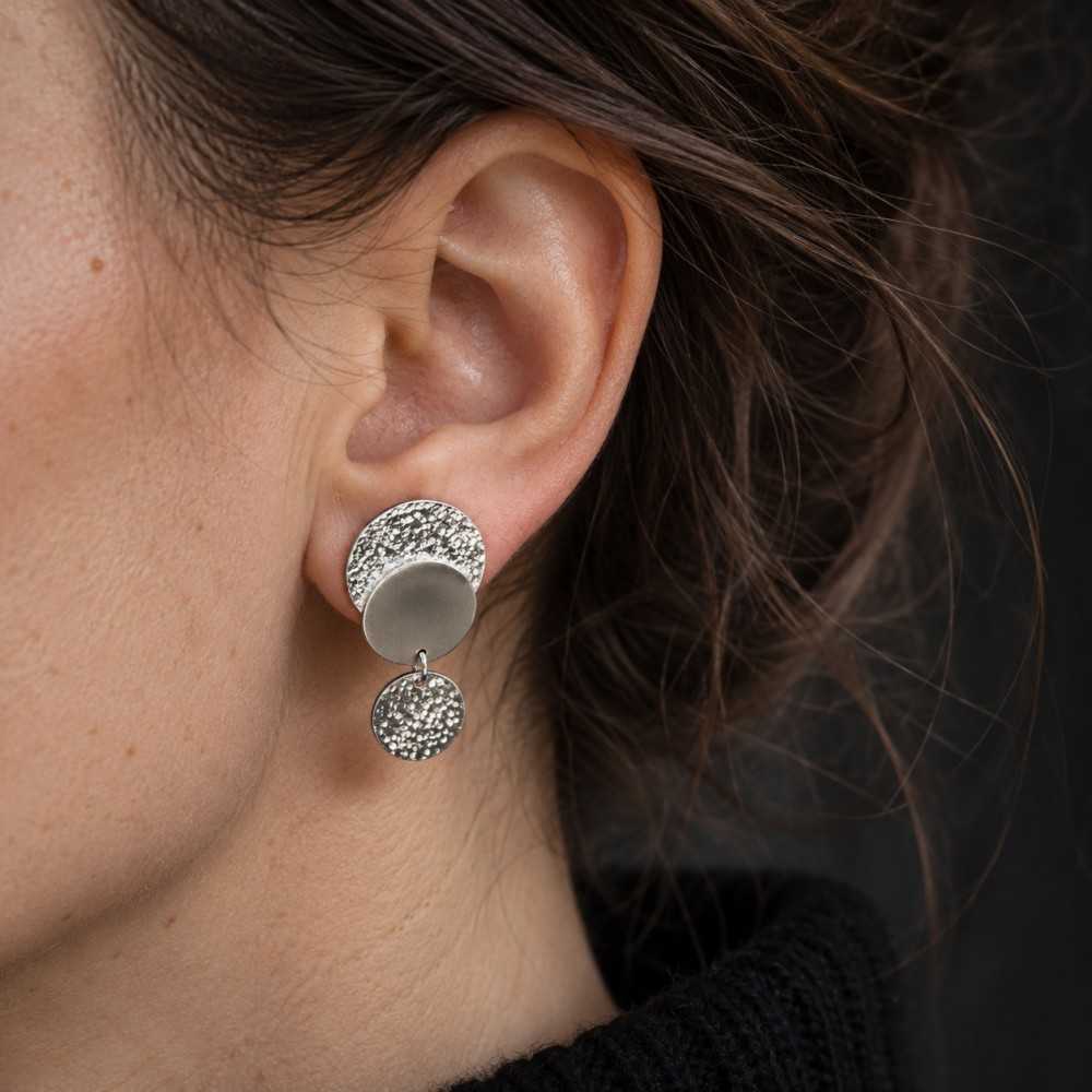 Grandes puces d'oreilles en argent 925 portée, bijou fait main à Yverdon en Suisse. Bijoux artisanaux à offrir.