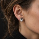 Clous d'oreilles coupelle en argent 925 portée, bijou fait main en Suisse. Bijoux artisanaux à offrir.