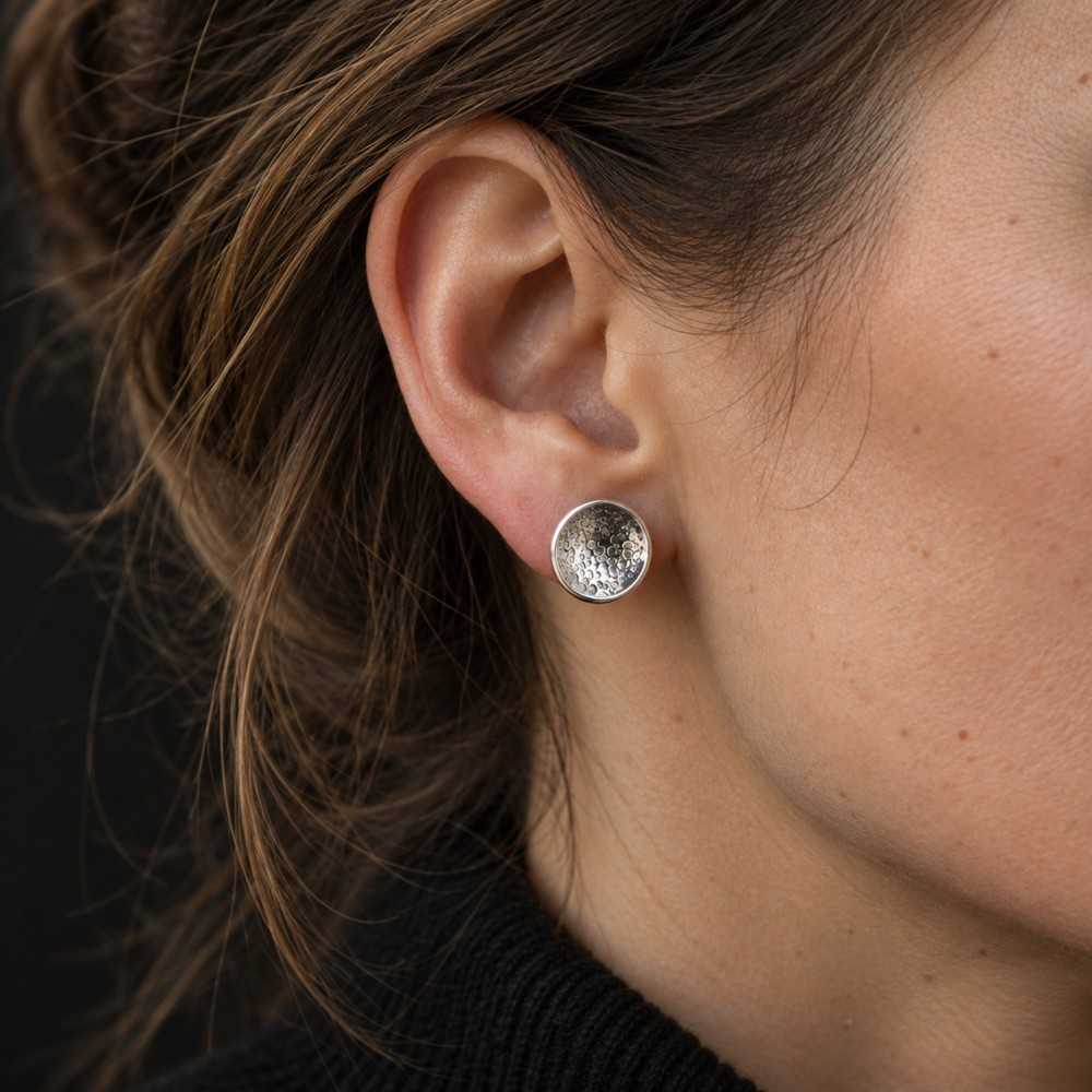 Clous d'oreilles coupelle en argent 925 portée, bijou fait main en Suisse. Bijoux artisanaux à offrir.