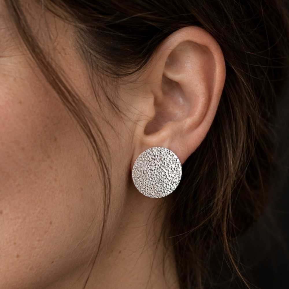 Puces d'oreilles ronde portée en argent 925 fait main en Suisse romande. Bijoux artisanaux à offrir.