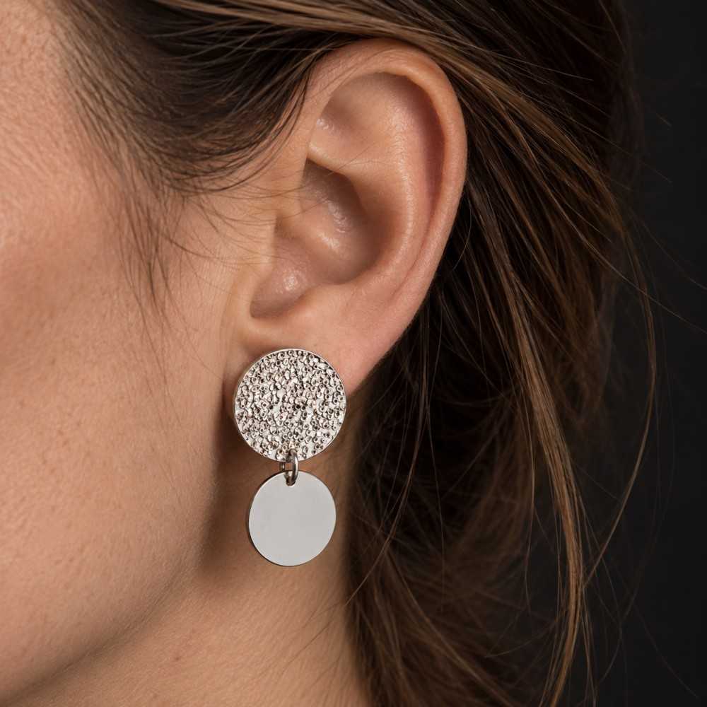 Puces d'oreilles portées en argent 925 de la collection Moon par Alissia Müller Bijoux à Yverdon-les-Bains en Suisse