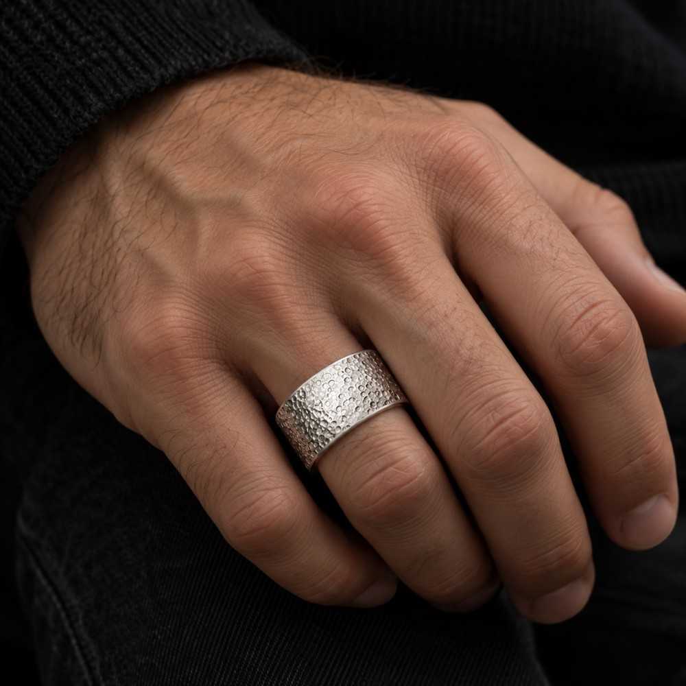 Bague large unisexe homme en argent 925 texturée réalisée à la main. Bijou artisanal suisse à offrir à un homme.