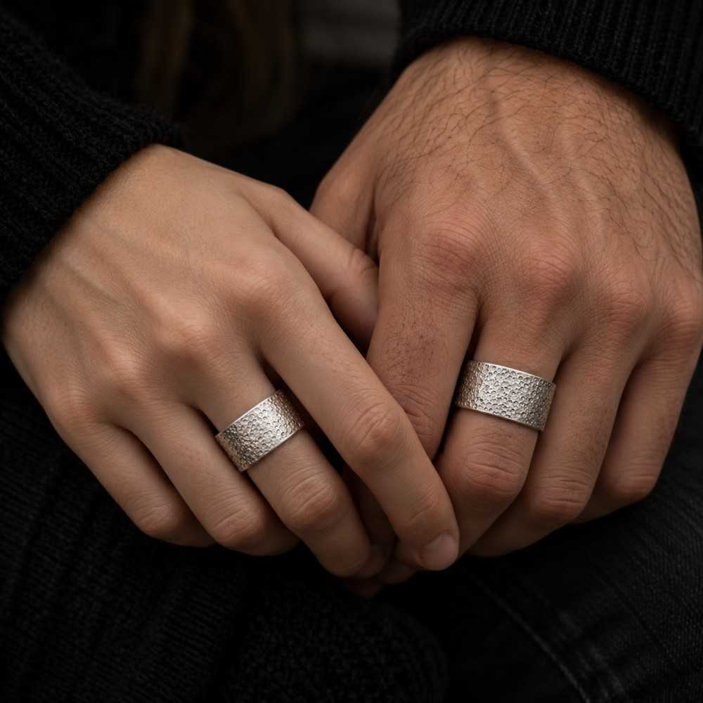 Bague portée unisexe large et texturée en argent 925 fait main à Yverdon-les-Bains en Suisse. Bijou artisanal unisexe à offrir.
