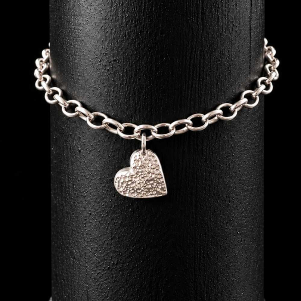 Bracelet et son charm en forme de coeur en argent 925. Bracelet artisanal suisse à offrir.