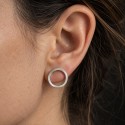 Petites puces d'oreilles en forme de cercle de style minimalsite en argent 925 fait main en Suisse romande. Bijoux à offrir.