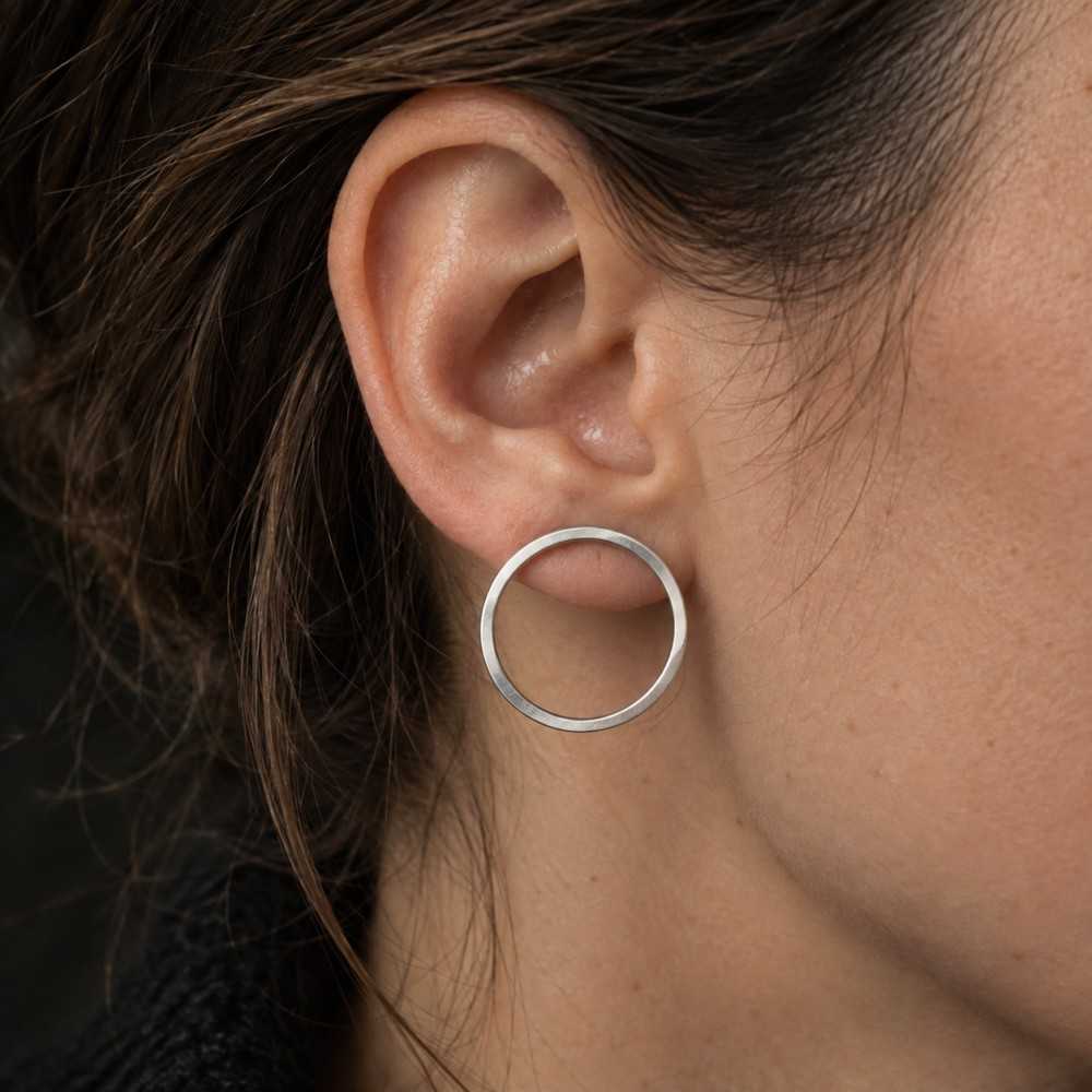 Puces d'oreilles en forme de cercle de taille moyenne, style minimaliste en argent 925 fait main à Yverdon en Suisse.