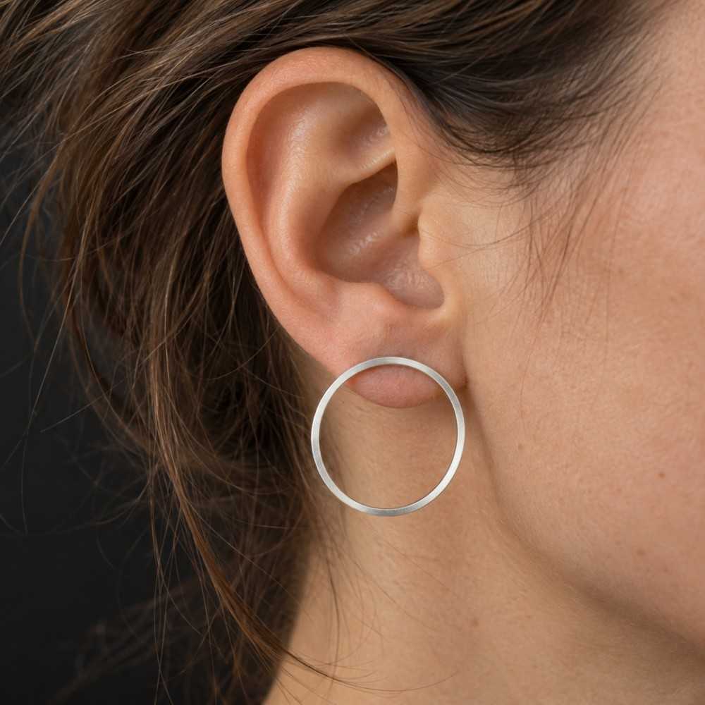 Grandes puces d'oreilles en forme de grand cercle fait main en argent 925, bijou intemporel pour femme suisse.