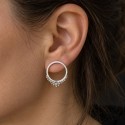 Puces d'oreilles mélant style minimaliste et granulation en argent 925 faites main à Yverdon en Suisse.
