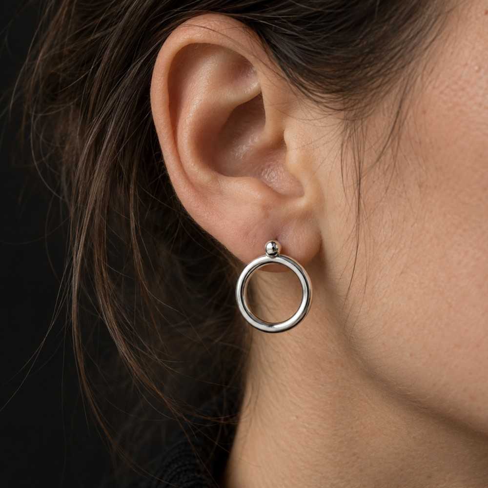 Petites puces d'oreilles en forme de cercle en argent 925 faites à la main dans l'atelier de bijouterie à Yverdon