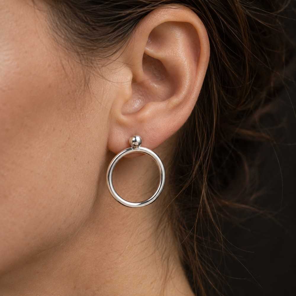 Puces d'oreilles rondes en argent 925 de style minimaliste. Bijou artisanale fait main en Suisse romande