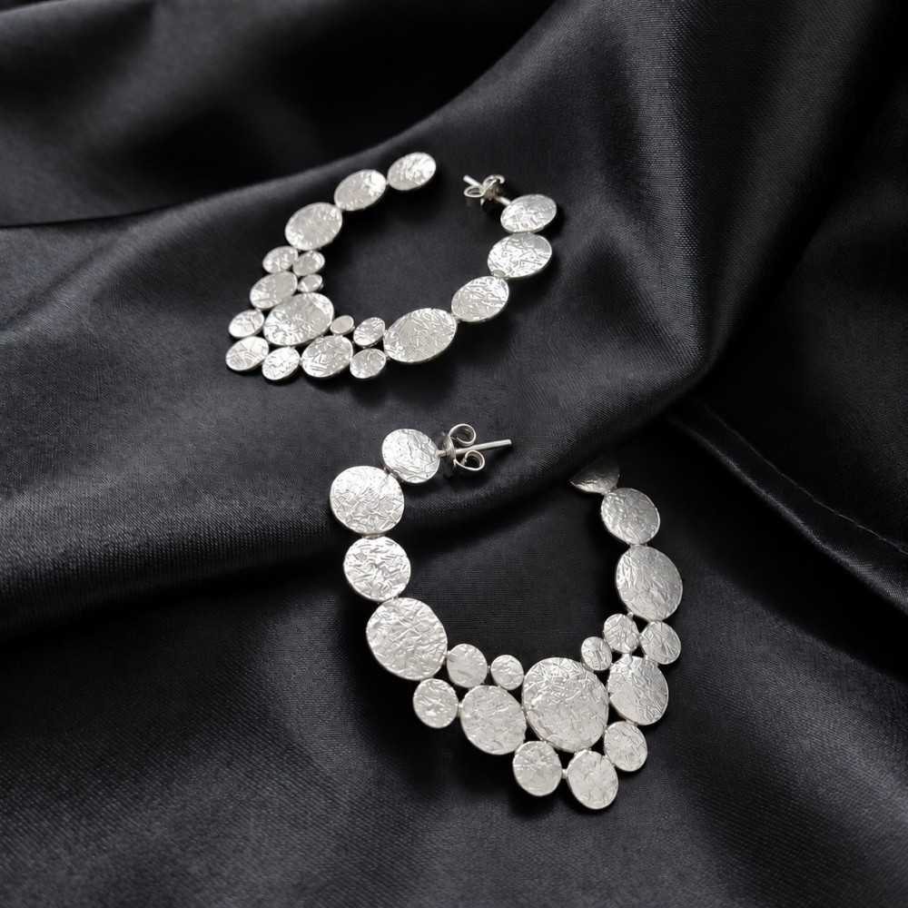 Grandes boucles d'oreilles organiques faites mains en argent 925 en Suisse à Yverdon
