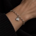 Bracelet artisanal avec charms en forme de coeur en argent 925. Bijoux artisanaux suisse à offrir par amour ou amitié.