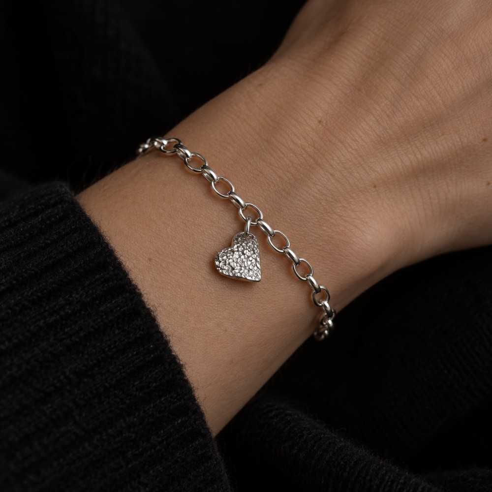 Bracelet artisanal avec charms en forme de coeur en argent 925. Bijoux artisanaux suisse à offrir par amour ou amitié.