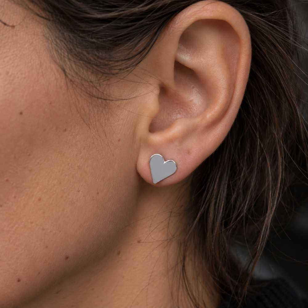 Clous d'oreilles en forme de coeur en argent 925 fait main à Yverdon. Bijou artisanal suisse en forme de coeur à offrir.