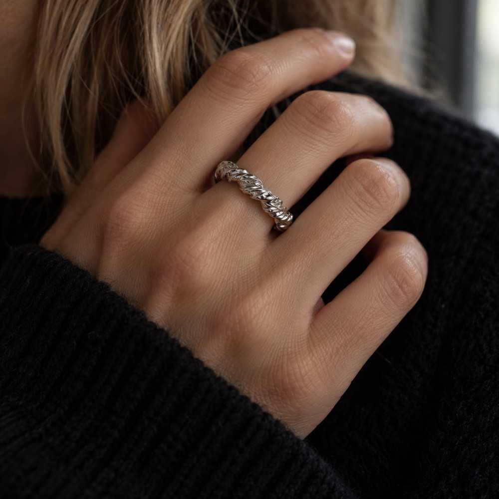 Bague torsadée portée en argent 925 faite à la main. Bague artisanale suisse pour femme.