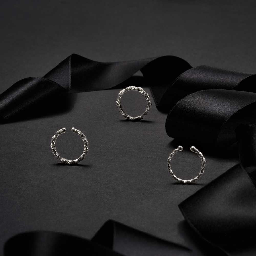 Anneaux en argent 925 torsadé de la collection Torqueo par Alissia Müller Bijoux en Suisse.