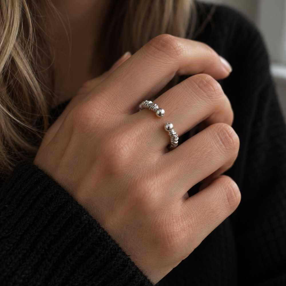 Bague torsadée large en argent 925 inspiré des bijoux torques. Bague faite à la main en Suisse à Yverdon dans le canton de Vaud