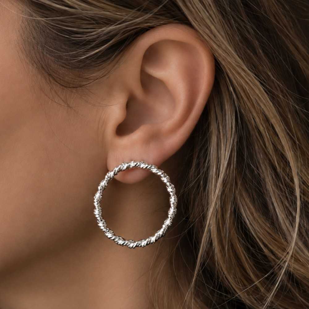 Grandes puces d'oreilles artisanales en forme de cercle torsadé en argent 925 réalisé en Suisse à Yverdon.