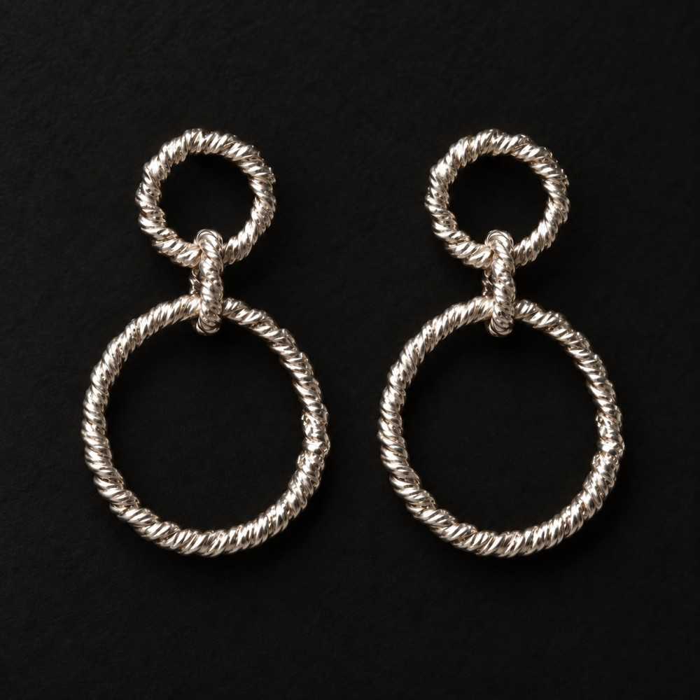 Longues boucles d'oreilles artisanales torsadées en argent 925 faites à la main en Suisse. Bijoux de la collection Torqueo.