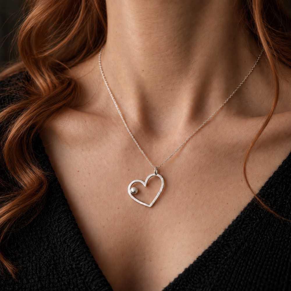 Collier porté, pendentif coeur, argent et or, pendentif unique pour femme, bijoux artisanaux suisse romande à offrir.