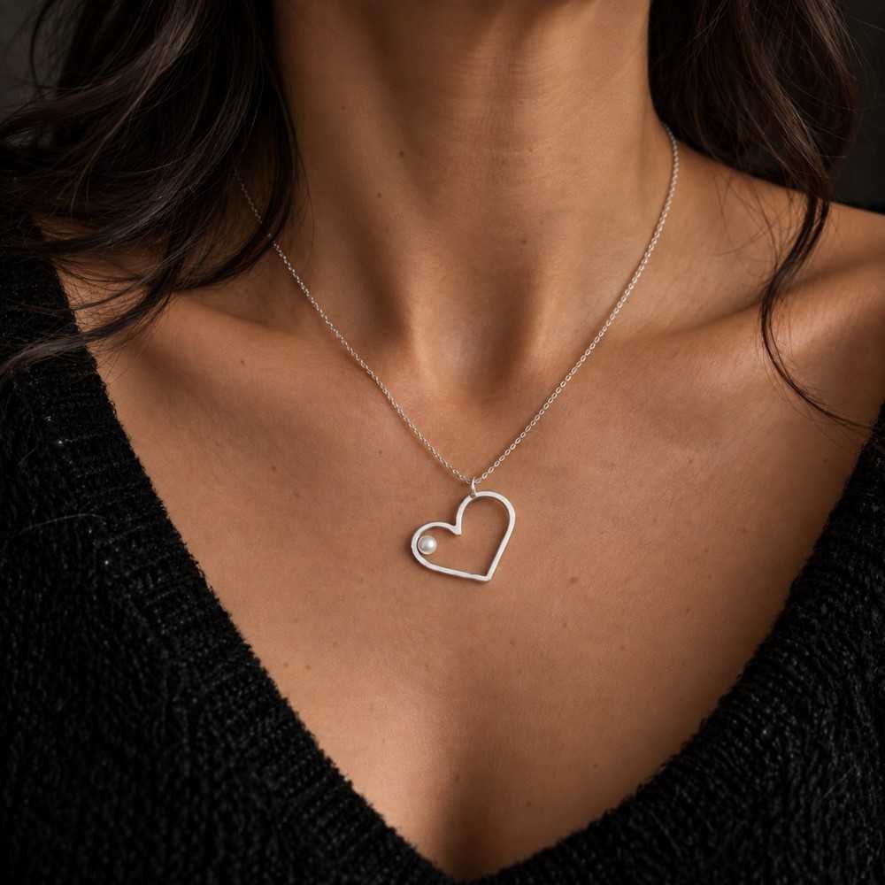 Collier au pendentif en forme de coeur en argent 925, pendentif unique pour femme. Collier artisanal suisse à offrir.
