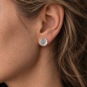 Petites puces d'oreilles de forme organique et imparfaite en argent 925 faites à la main à Yverdon.