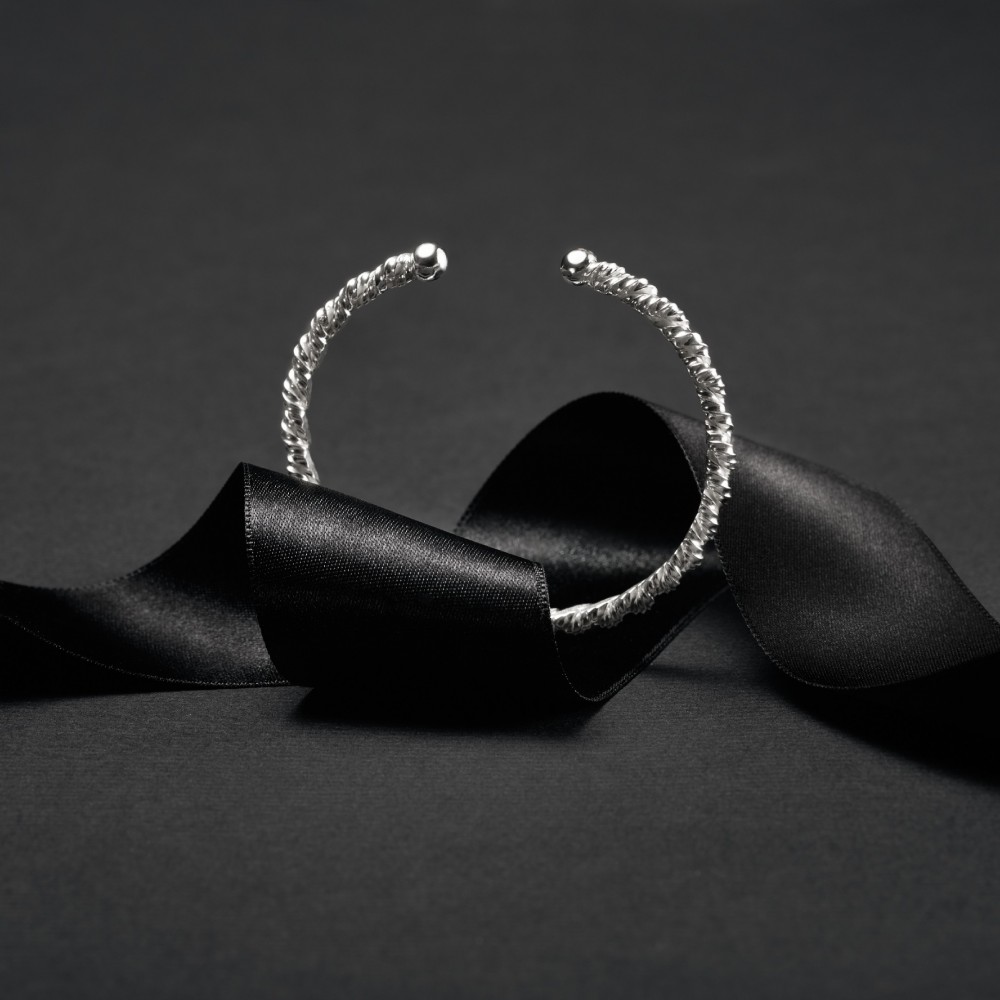 Bracelet torsadé en argent 925, bijou  pour femme de créateur fait main en Suisse à Yverdon