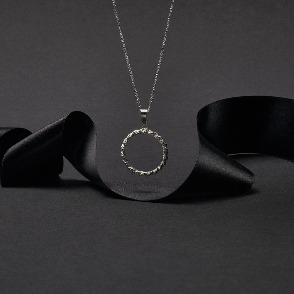 Collier pendentif torsadé artisanal en argent 925, création faite main par AM Bijoux, collier pour femme suisse