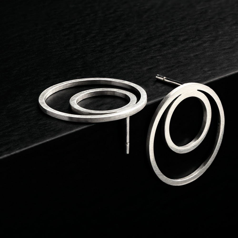Grandes puces d'oreilles en argent 925, bijoux minimalistes artisanal fait main en Suisse, collection CIRCLE